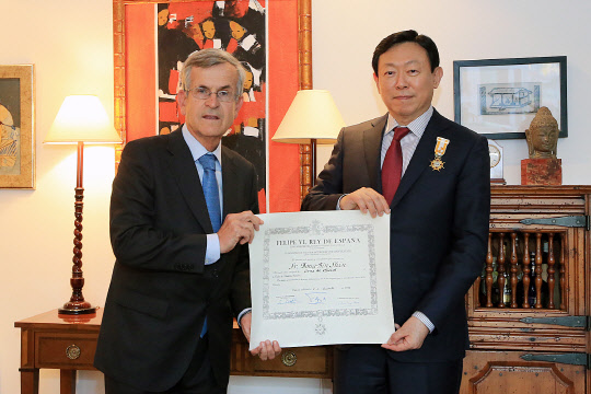 신동빈 롯데 회장이 18일 서울 한남동 주한 스페인 대사관저에서 스페인 정부 최고 권위의 상인 '이사벨 여왕 십자문화대훈장'을 받았다. 훈장 수여식 후 곤살로 오르띠스 디에르 토르토사(Gonzalo Ortiz) 주한 스페인 대사와 롯데 신동빈 회장이 기념 촬영을 하고 있다.  롯데그룹 제공